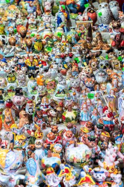 Rusya, Yaroslavl, Temmuz 2020. Geleneksel porselen oyuncaklarla bir hediyelik eşya tezgahı..