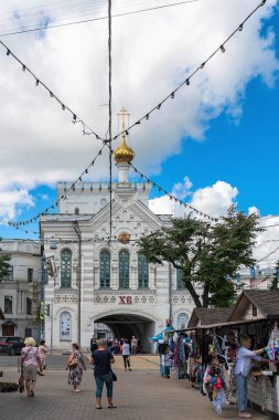 Rusya, Yaroslavl, Temmuz 2020. Şehir merkezindeki pazar meydanında süslü bir şapel..