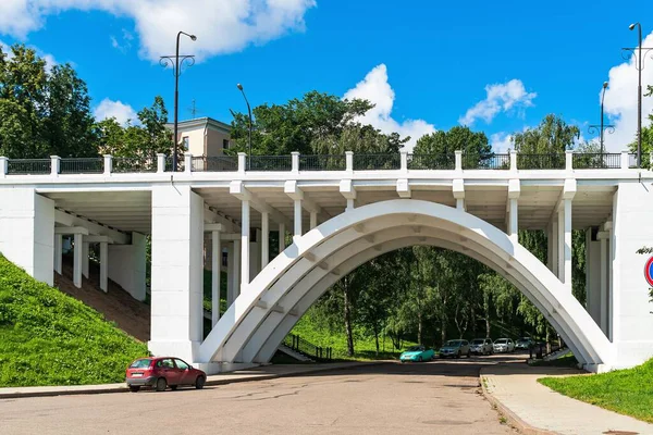 Rusia Yaroslavl Julio 2020 Pintoresco Puente Automóviles Sobre Calle Ciudad — Foto de Stock