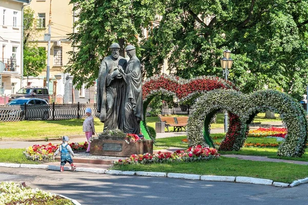 Rusya, Yaroslavl, Temmuz 2020. Bir şehir parkında evlilik, aşk ve uyum üzerine kurulmuş bir site..