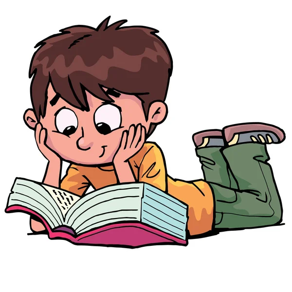 Çocuk karnının üzerine uzanmış ve dirseklerine yaslanmış bir kitap okuyor.