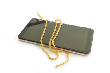 Singer Gold beyaz bir arka plan üzerinde telefon ile eşleştirilmiş.