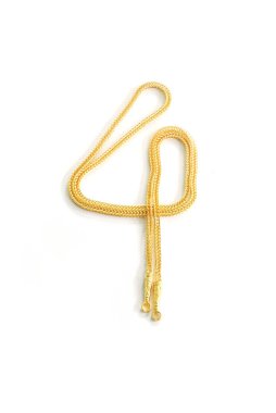 Singer Gold beyaz bir arka plan üzerinde 4 numara olarak yerleştirilir.