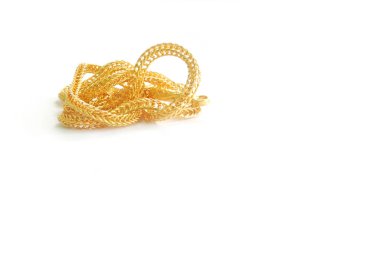 Beyaz bir arka plan üzerine yerleştirilen altın şarkıcı.