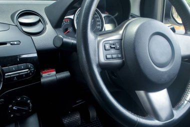 Araba panosu, radyo, dönüş sinyali, ayna sistemi ve diğer panel