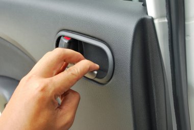 Araba kapısı açılıyor. Araba aksesuarları ve parçaları.