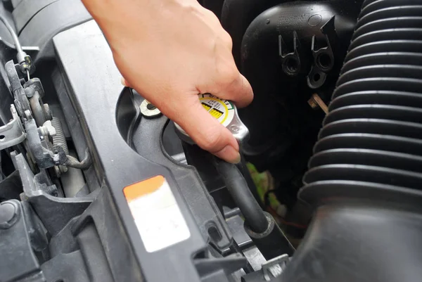 Auto Radiator Systeemonderhoud Van Het Openen Van Radiator Cap Auto — Stockfoto