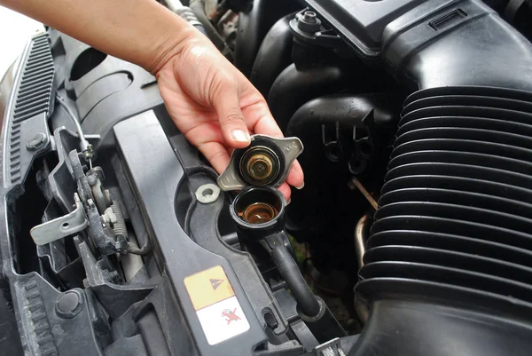 Auto Radiator Systeemonderhoud Van Het Openen Van Radiator Cap Auto — Stockfoto