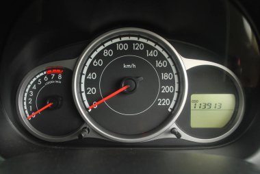 Araba panosu, radyo, dönüş sinyali, ayna sistemi ve diğer panel