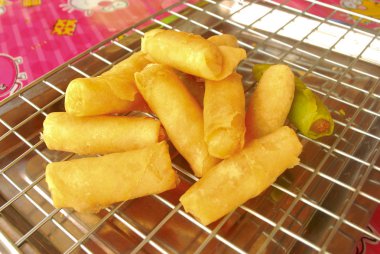 Kızarmış börek, Tay mezeleri. Taro dolgu ve erişte vardır.