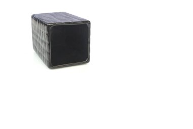 Beyaz arka planda siyah seramik kare vazo. (Kırpma Yolu ile).