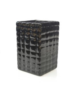 Beyaz arka planda siyah seramik kare vazo. (Kırpma Yolu ile).