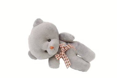 Beyaz arka planda gri oyuncak ayı. (Kırpma Yolu ile).