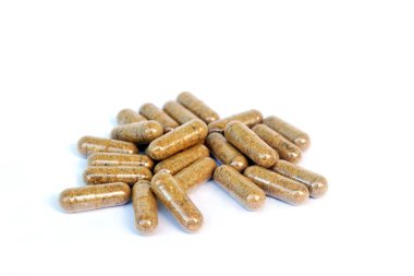 Beyaz arka plan tay bitkisel ilaç kapsül.