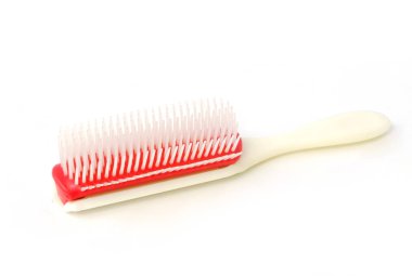 Beyaz arkaplanda saç tarağı.