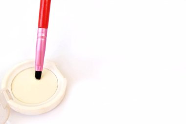 Güzellik uzmanları için makyaj aksesuarları parlak renktir.