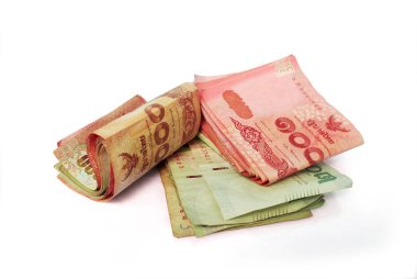 Beyaz arka plan üzerine Tay banknotları. (Kırpma Yolu ile).