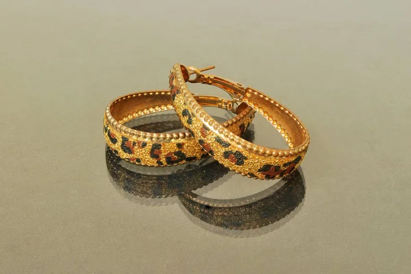 Ohrring auf weißem Hintergrund. — Stockbild Ohrring Auf Weißem Hintergrund — Stockfoto