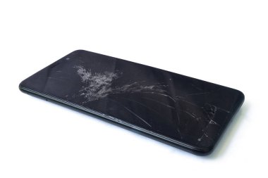 Beyaz arka planda kırık ekran lı telefon. (Kırpma Yolu ile).