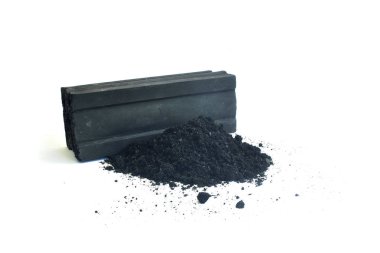 İşlenmiş hindistan cevizi kabuğu çubukları. Hindistan cevizi kabuğundan kömür.