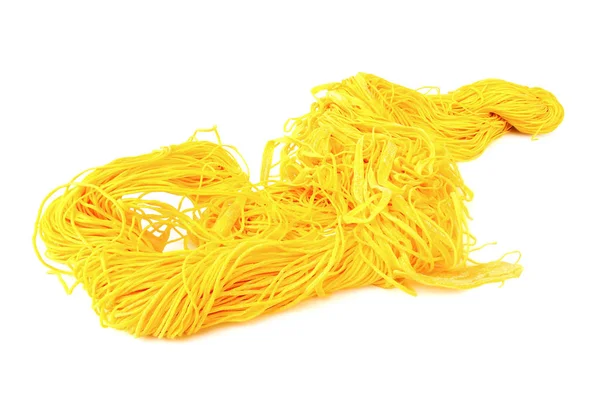 Tagliatelle Tailandesi Tagliatelle Gialle Sfondo Bianco Con Percorso Ritaglio — Foto Stock