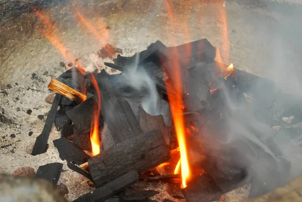 Древний Огонь Помощью Древесного Угля — стоковое фото