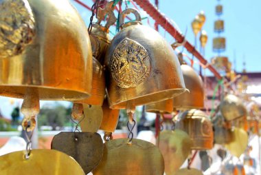 Çoğu Tayland tapınağı çanları asmayı sever..;