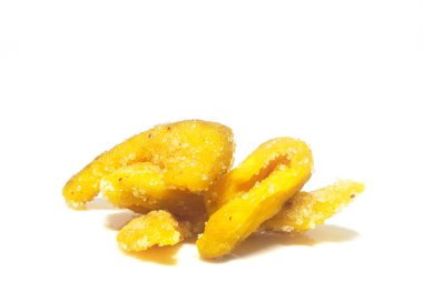 Beyaz arka planda 3 çeşit kurutulmuş mango. (Kırpma Yolu ile).