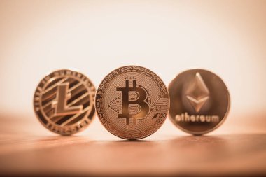 Cryptocurrency odak Bitcoin, blury Litecoins Ethereum, arka plan kopya alanı, retro vintage filtre ile ahşap masa üzerinde. Blockchain üzerinden transferi veya exchange dijital para kavramları.