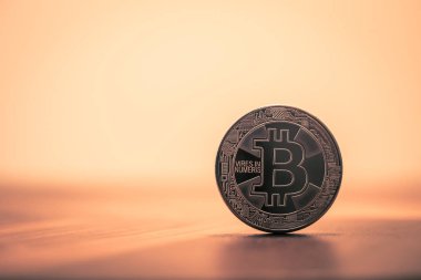 Cryptocurrency sembolü işareti, ahşap masa, gümüş metal Bitcoin yığında odaklanmak arka plan kopya alanı, koyu tonu vintage retro filtre bulanıklık. Blockchain üzerinden transferi veya exchange dijital para.