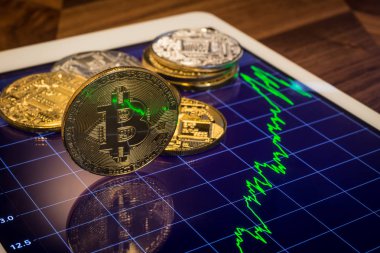 Cryptocurrency kavramlar, ışık gösteren yansıtacak yeşil Fiyat veya borsa performans grafik tablet ekranda Bitcoin odaklan. Adem-i merkeziyetçi transfer exchange dijital para ile blockchain.