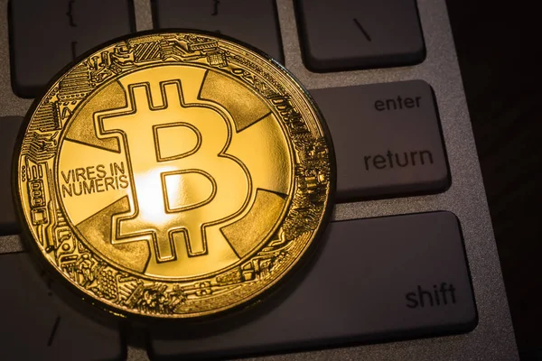 Nowe Złoto Bitcoin Odbicia Światła Monety Nowoczesne Klawiatury Które Pokazują — Zdjęcie stockowe