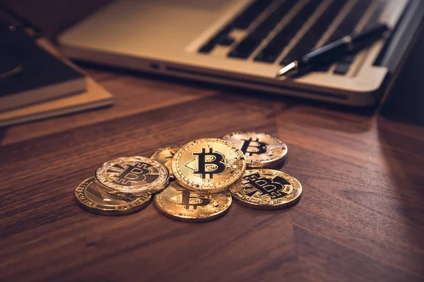 新しい金の Bitcoins と木製のテーブルで Litecoins ノート 暗い部屋の光と背景のペンします 現代のビジネス スタイル Blockchain Cryptocurrency — ストック写真
