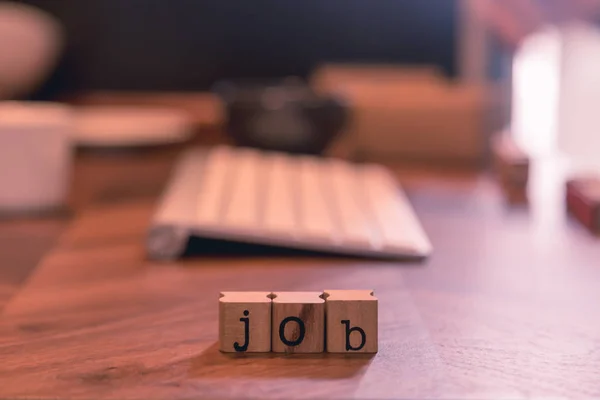 Cubo Francobolli Legno Con Parola Lavoro Spazio Lavoro Ufficio Sfocatura — Foto Stock