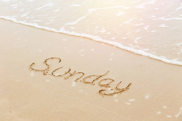 Das Wort Sonntag Geschrieben Sandstrand Mit Sonnenreflex Und Welle Hintergrund — Stockfoto