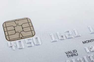 Gümüş Gri akıllı kredi kartı, Pvc Emv, kabarık numaraları, elektronik çip, nokta düzeni arka plan ve beyaz boş kopya alanı üst üzerinde seçici odak ile kapatın. Ödeme, finansal güvenlik.