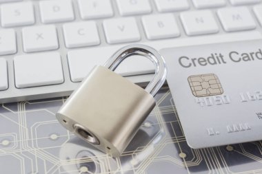 Sayısal Devreler ve arka plan üzerinde modern beyaz klavye üzerinde gölge yansıtan gümüş kredi kartıyla kadar Metal asma kilit kapatın. Veri koruma, güvenlik finansal kavramlar bankacılık online ödeme.