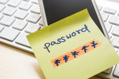 Gizli şifreleri ile arka plan üzerinde modern beyaz klavye ile akıllı telefon üzerinde kağıt Not çubuk üzerinde yazılı renkleri vurgulamak. Internet bankacılığı, veri gizliliği ve siber güvenlik kavramları.