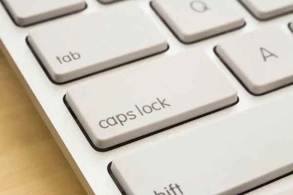Bliska Caps Lock Przycisk Białym Klawiatury Drewniany Stół Tle Komunikacja Zdjęcie Stockowe