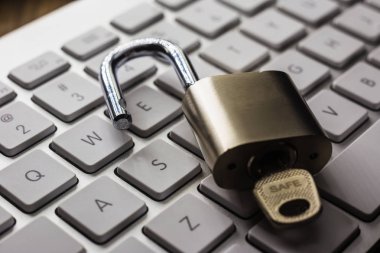 Word güvenli anahtar beyaz inci klavye ile açık asma kilit, doğal ışık ile karanlık sesi yansıtmak nesneler üzerinde. Çatlama şifre, şifreleme, internet erişimi, siber ağ, veri güvenlik kavramları.
