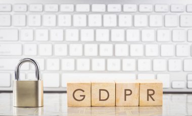 Word ile Gdpr tahta küpleri, arka plan üzerinde beyaz klavye tuş takımı kilidi kapatın. Avrupa genel veri koruma yönetmeliği, kişisel bilgiler, veri gizlilik kavramları.