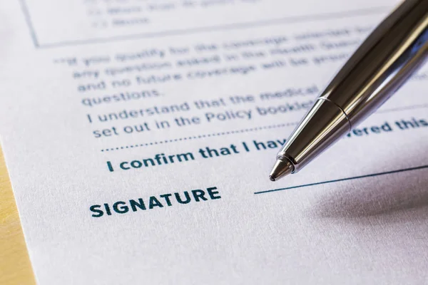 Close Woord Handtekening Met Pen Juridische Contractformulier Beleid Document Registratie — Stockfoto