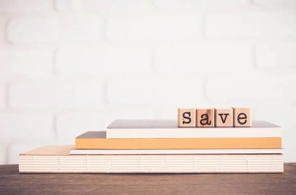 Das Wort Alphabete Auf Holzstempeln Auf Büchern Mit Weißem Backsteinhintergrund — Stockfoto