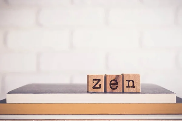 Mot Zen Alphabets Sur Cubes Bois Sur Dessus Des Livres — Photo