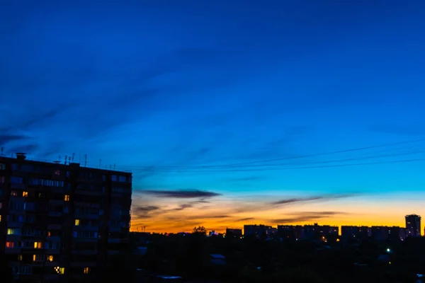 Schöner Sommertag bei Sonnenuntergang vor dem Hintergrund eines Stadthauses — Stockfoto