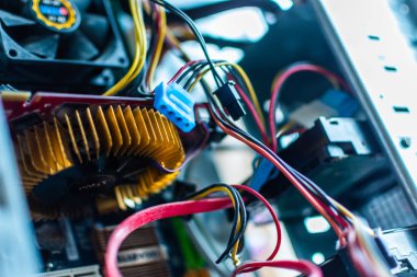 soğutucu tel güç kaynağı Pc bir masaüstü kişisel bilgisayar bıçakları sistem ünitesi durumda sökülmüş
