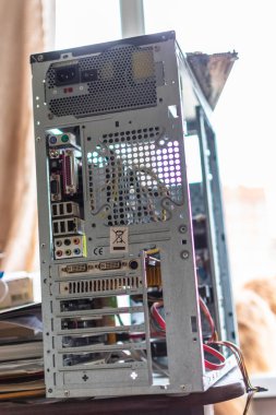 bir masaüstü kişisel bilgisayarın sistem ünitesi sökülmüş