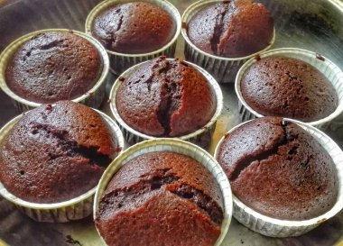 bir Pan içinde çikolata ev yapımı cupcakes