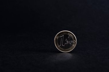 siyah arka plan tarafında bir Euro coin