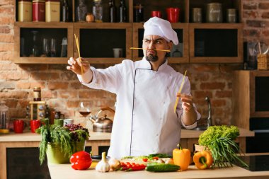 Şef onun masasında bir erkekte tulum